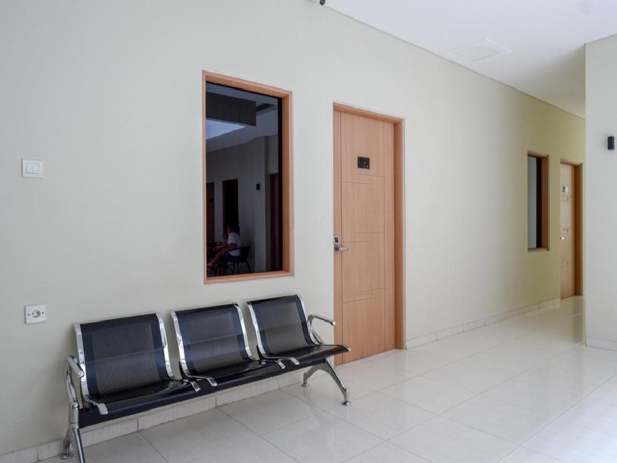 מלון Srondolwetan Reddoorz Near Exit Tol Banyumanik 2 מראה חיצוני תמונה